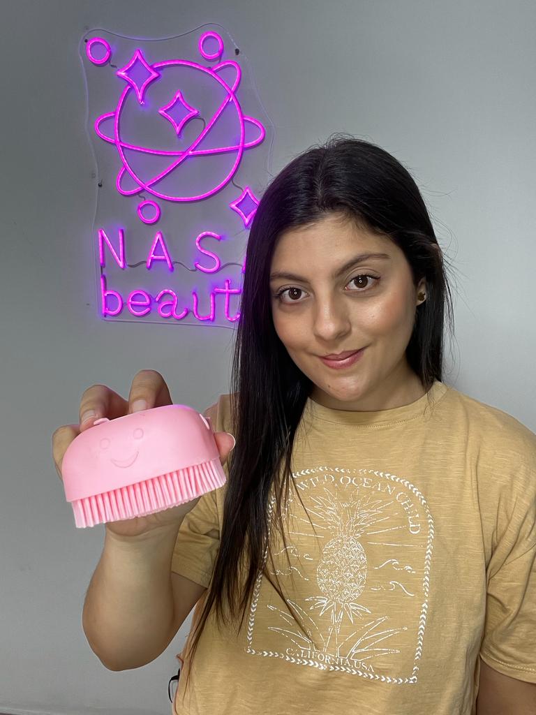Cepillo dispensador de shampoo exfoliante